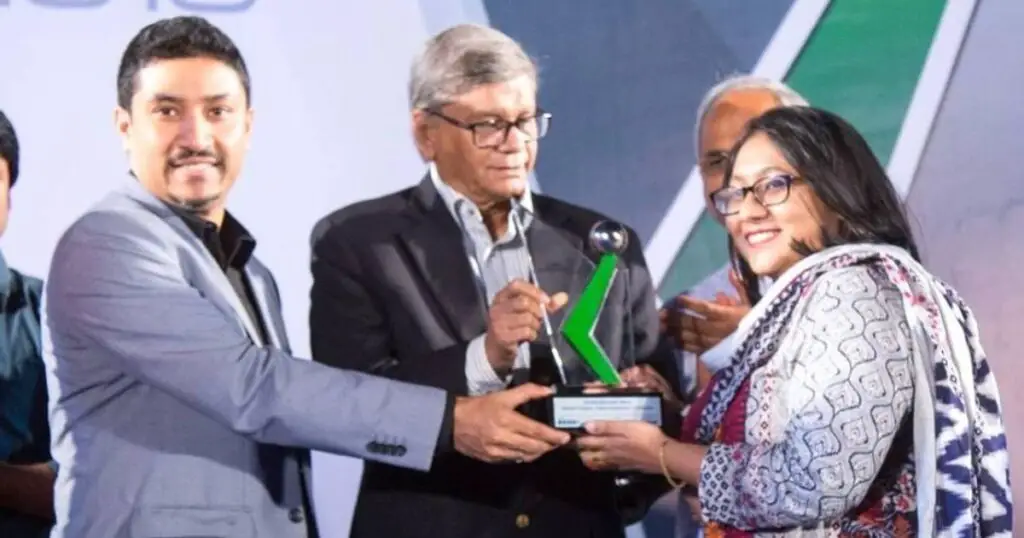  Azanta Rezwana Mirza taking award